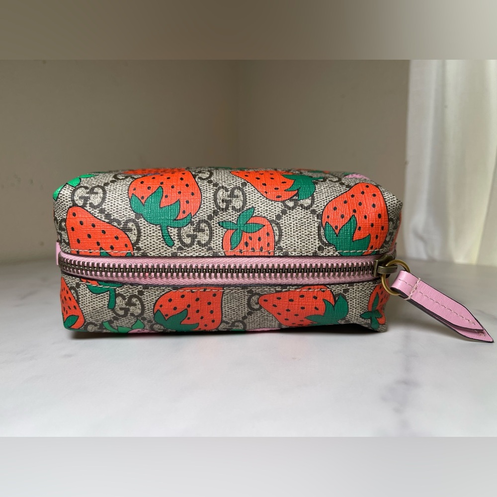 Gucci Strawberry 🍓 Pouch with GG Canvas - Picture 6 of 14